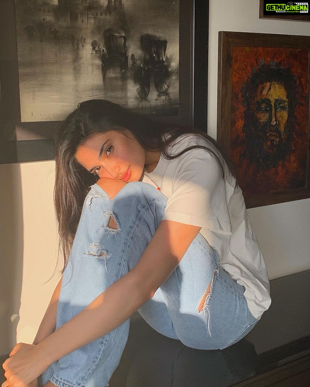 Athiya Shetty Instagram - sometimes darkness can show you the light
