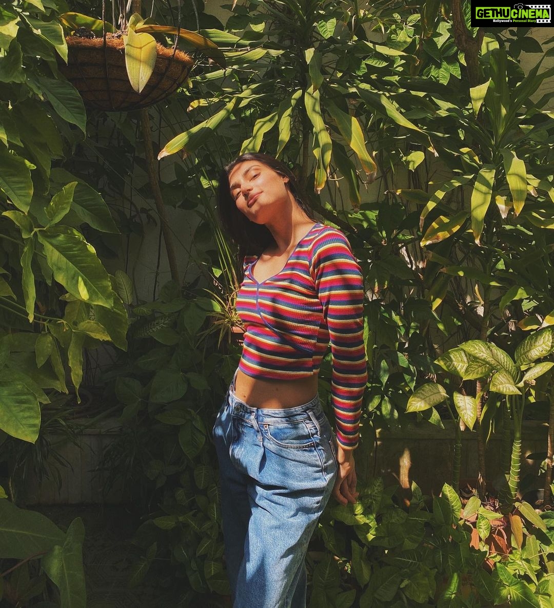 Athiya Shetty Instagram - thank you, sun . . tell me one thing you’re grateful for, comment below 💛