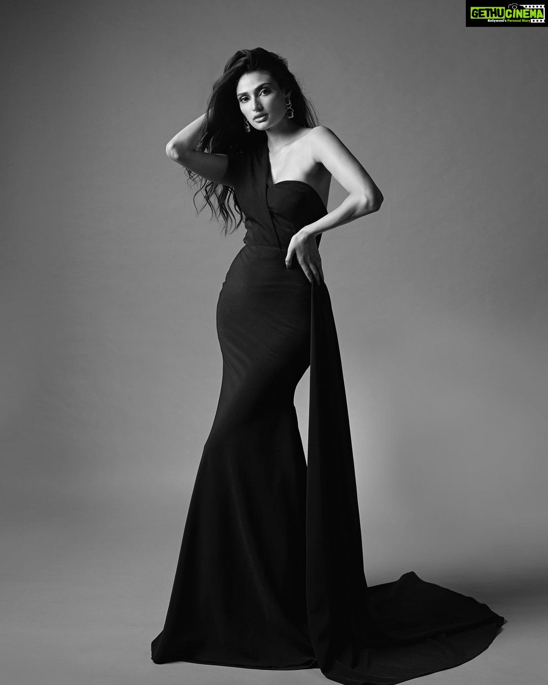 Athiya Shetty Instagram - fashionably late xx. styling: @saanchigilani hmu: @arizahnnaqvi photography: @divrikhyephoto