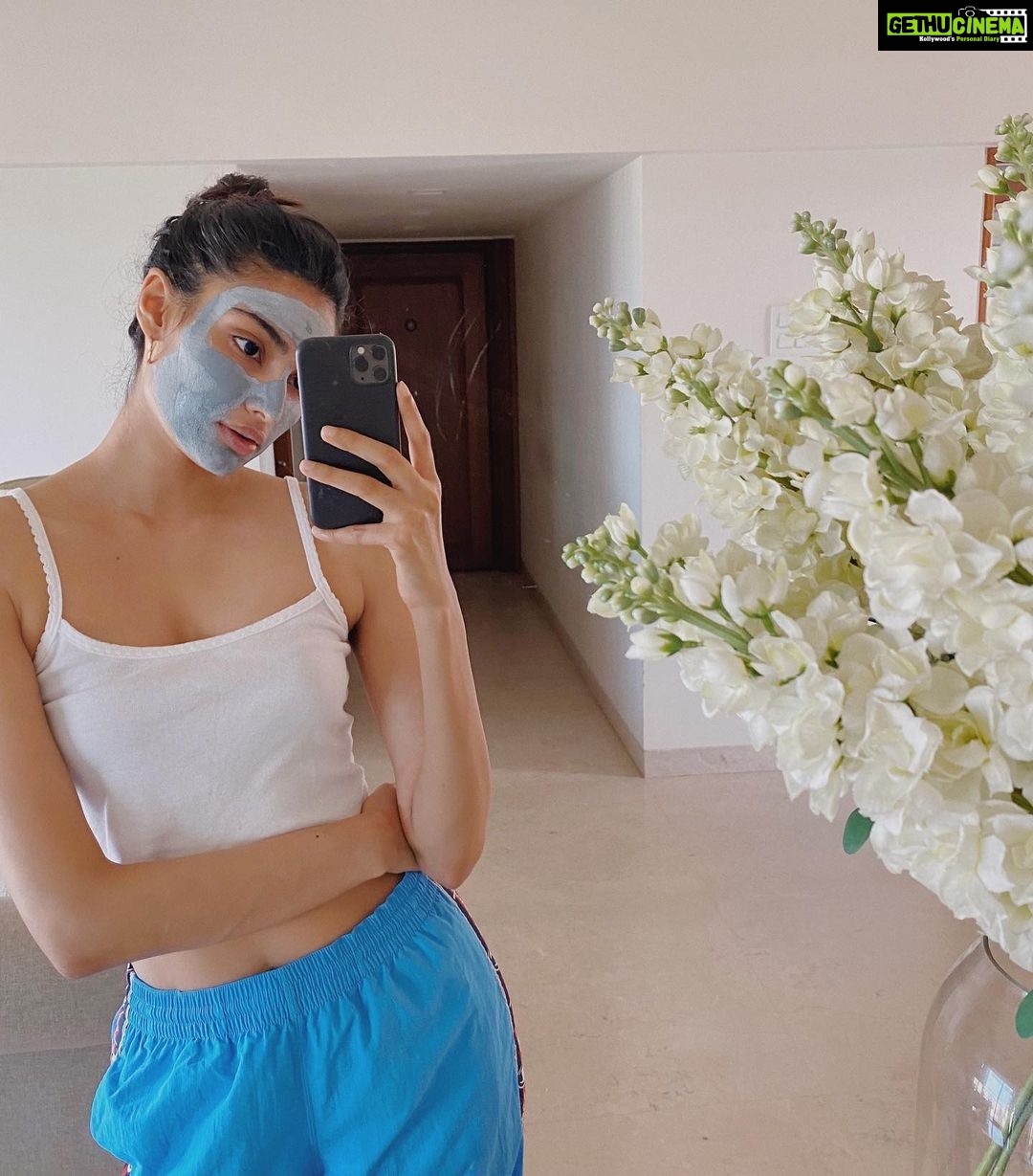 Athiya Shetty Instagram - eyes wide shut ☁️ #unlockyou