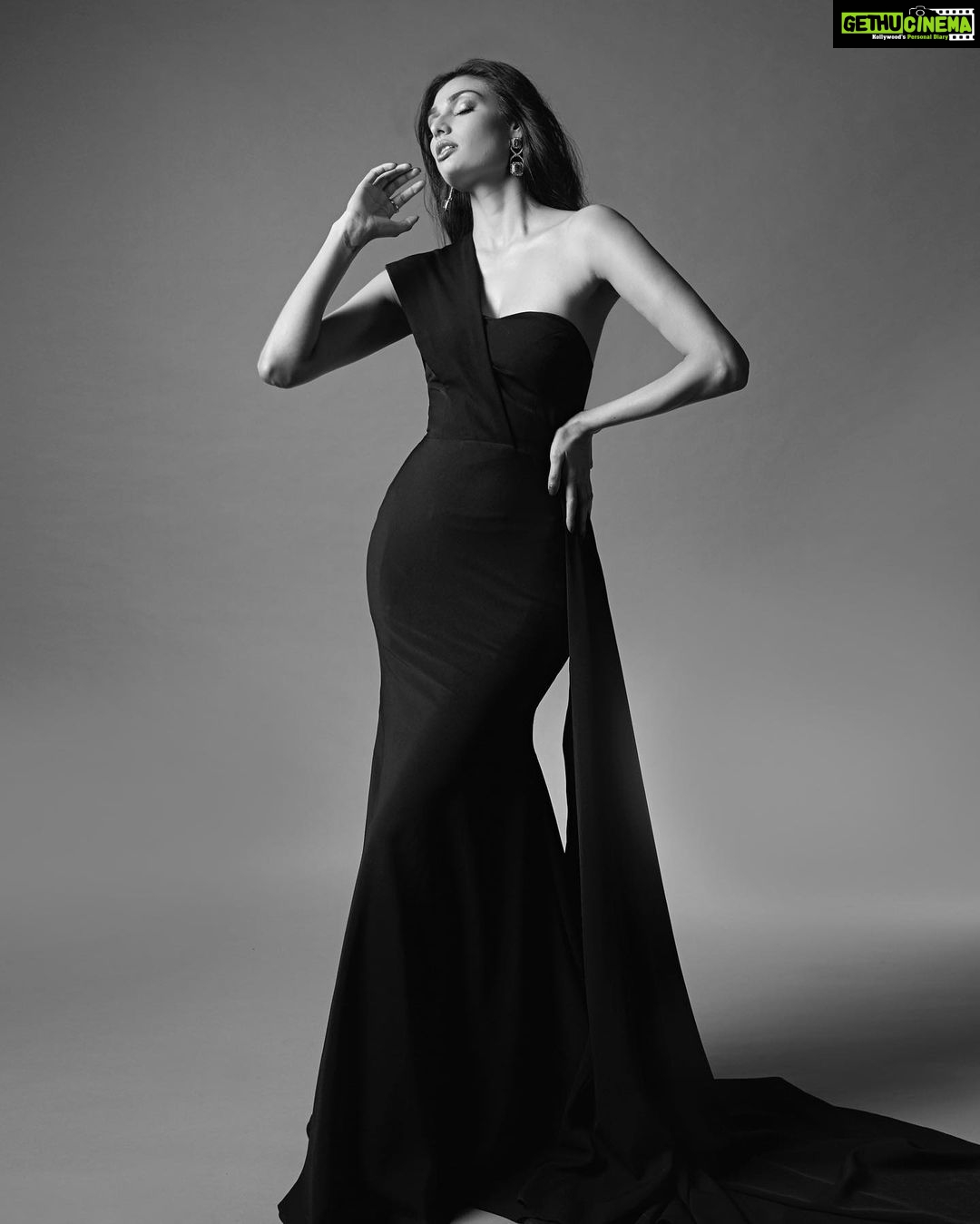 Athiya Shetty Instagram - fashionably late xx. styling: @saanchigilani hmu: @arizahnnaqvi photography: @divrikhyephoto