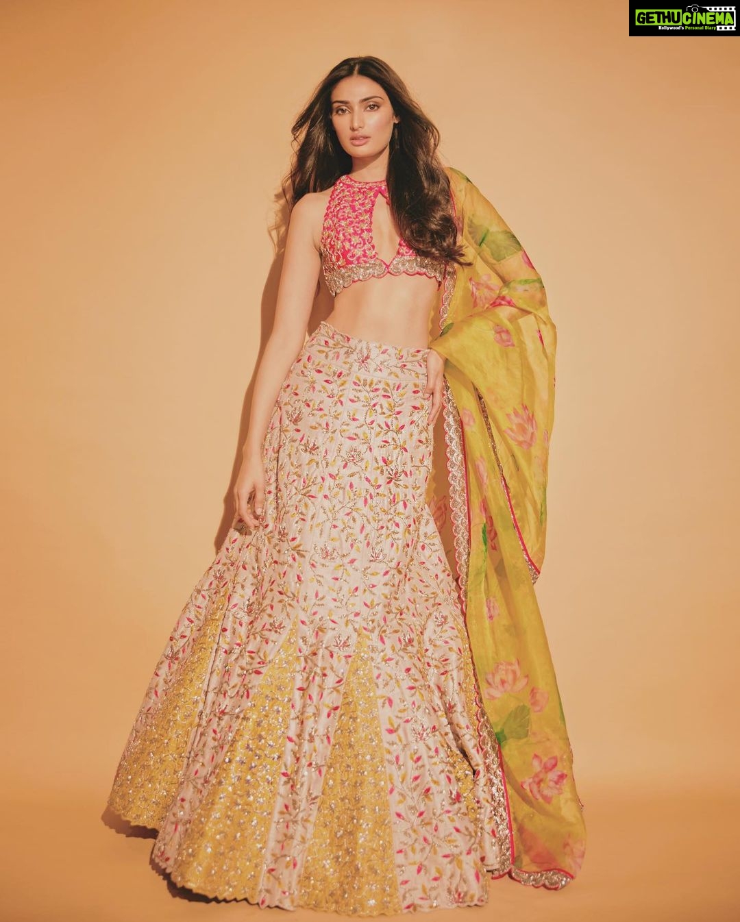 Athiya Shetty Instagram - π¦©π»π¬π―πΆπ¨ @mrunaliniraodesign for @lakmefashionwk