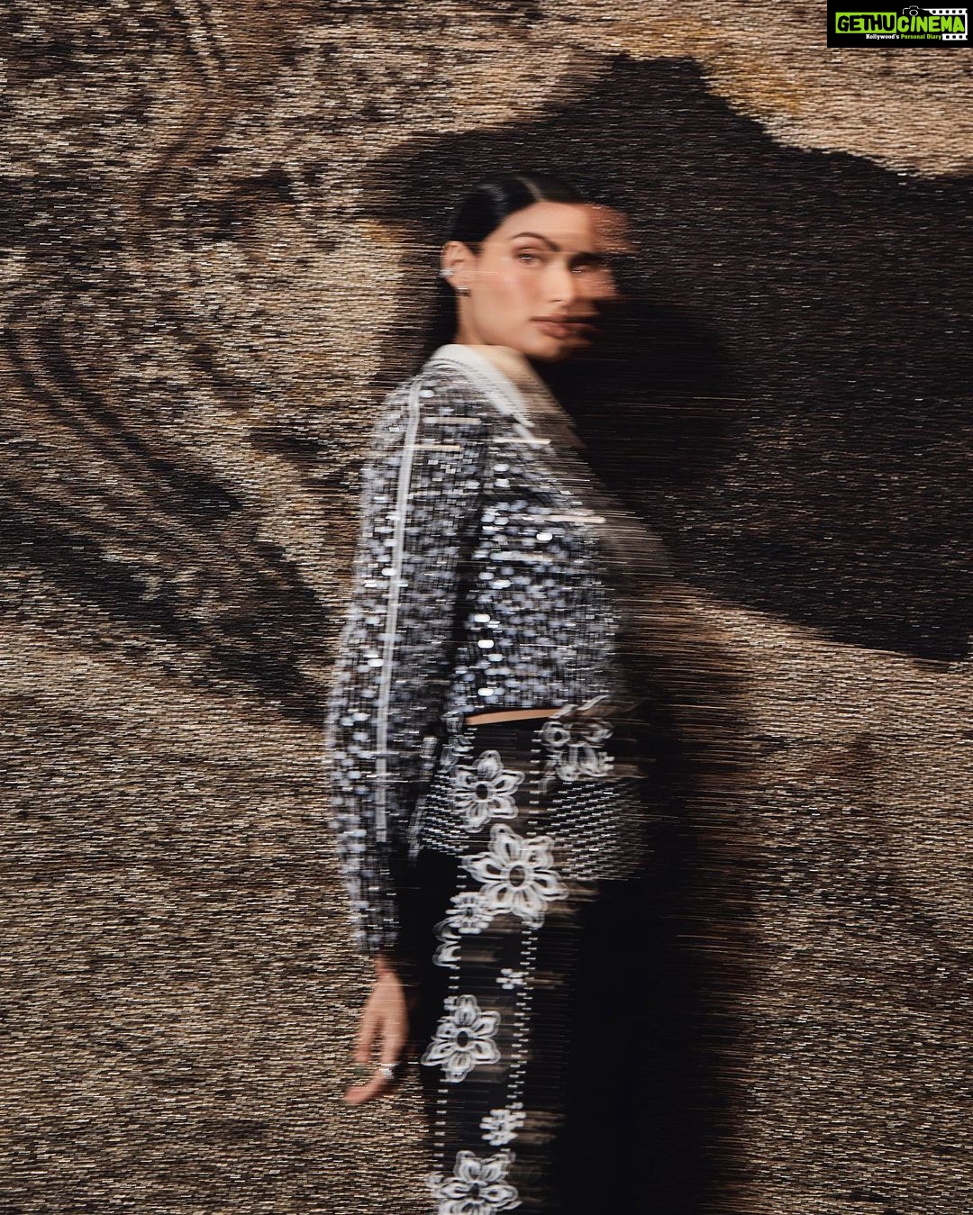 Athiya Shetty Instagram - Glamorous #ChivasAlchemy, an eclectic mixture of auras and genres celebrating the layers of time in couture, art, music, and cuisine. 🖤 #ChivasGlassware #collab #ChivasAlchemy #KaleidoscopeOfTime #ChivasAlchemy2023