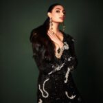 Athiya Shetty Instagram - An @anamikakhanna.in girl at the spectacular @nmacc.india 💚 Styling: @stylebyami @anoooooshka Wearing: @anamikakhanna.in @amrapalijewels @shriparamanijewels Beauty: @simrangidwanii @kunjsharma_hair photography: @frontrowgypsy