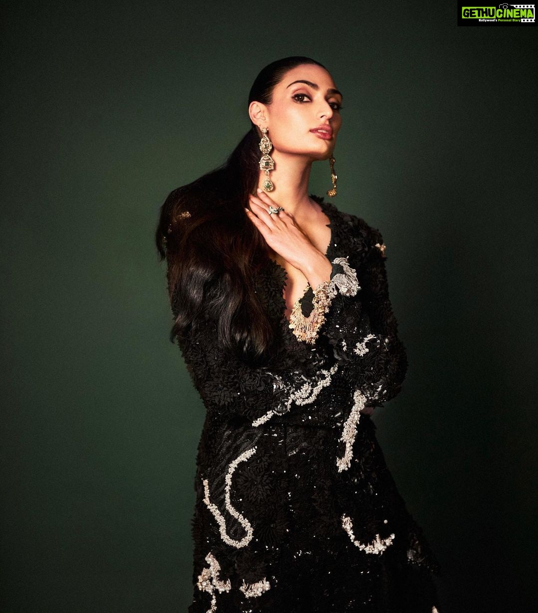 Athiya Shetty Instagram - An @anamikakhanna.in girl at the spectacular @nmacc.india 💚 Styling: @stylebyami @anoooooshka Wearing: @anamikakhanna.in @amrapalijewels @shriparamanijewels Beauty: @simrangidwanii @kunjsharma_hair photography: @frontrowgypsy
