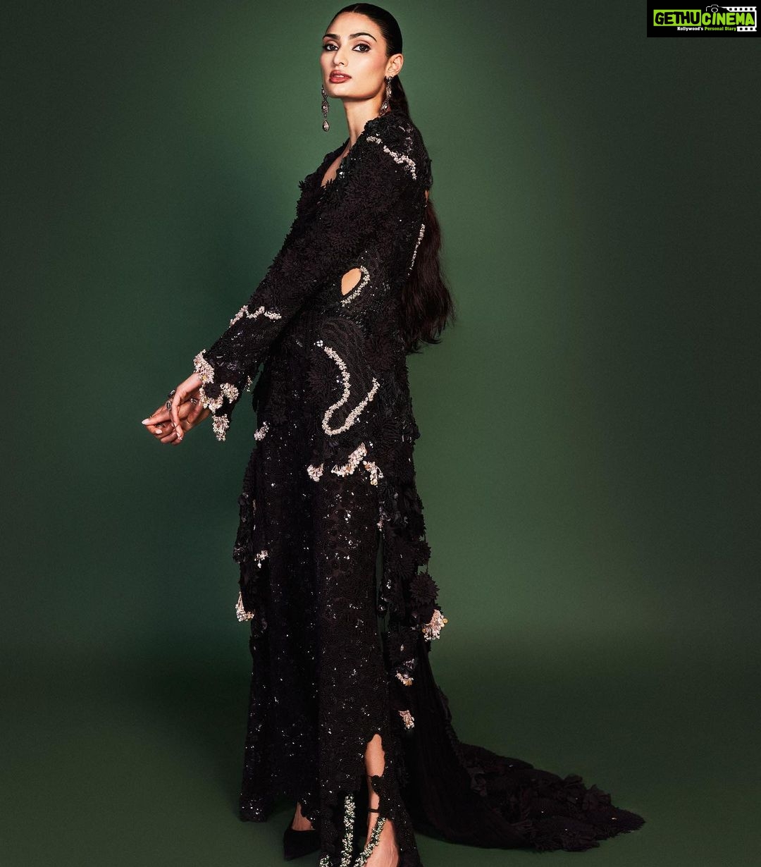 Athiya Shetty Instagram - An @anamikakhanna.in girl at the spectacular @nmacc.india 💚 Styling: @stylebyami @anoooooshka Wearing: @anamikakhanna.in @amrapalijewels @shriparamanijewels Beauty: @simrangidwanii @kunjsharma_hair photography: @frontrowgypsy