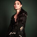 Athiya Shetty Instagram - An @anamikakhanna.in girl at the spectacular @nmacc.india 💚 Styling: @stylebyami @anoooooshka Wearing: @anamikakhanna.in @amrapalijewels @shriparamanijewels Beauty: @simrangidwanii @kunjsharma_hair photography: @frontrowgypsy