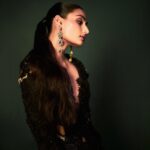 Athiya Shetty Instagram - An @anamikakhanna.in girl at the spectacular @nmacc.india 💚 Styling: @stylebyami @anoooooshka Wearing: @anamikakhanna.in @amrapalijewels @shriparamanijewels Beauty: @simrangidwanii @kunjsharma_hair photography: @frontrowgypsy