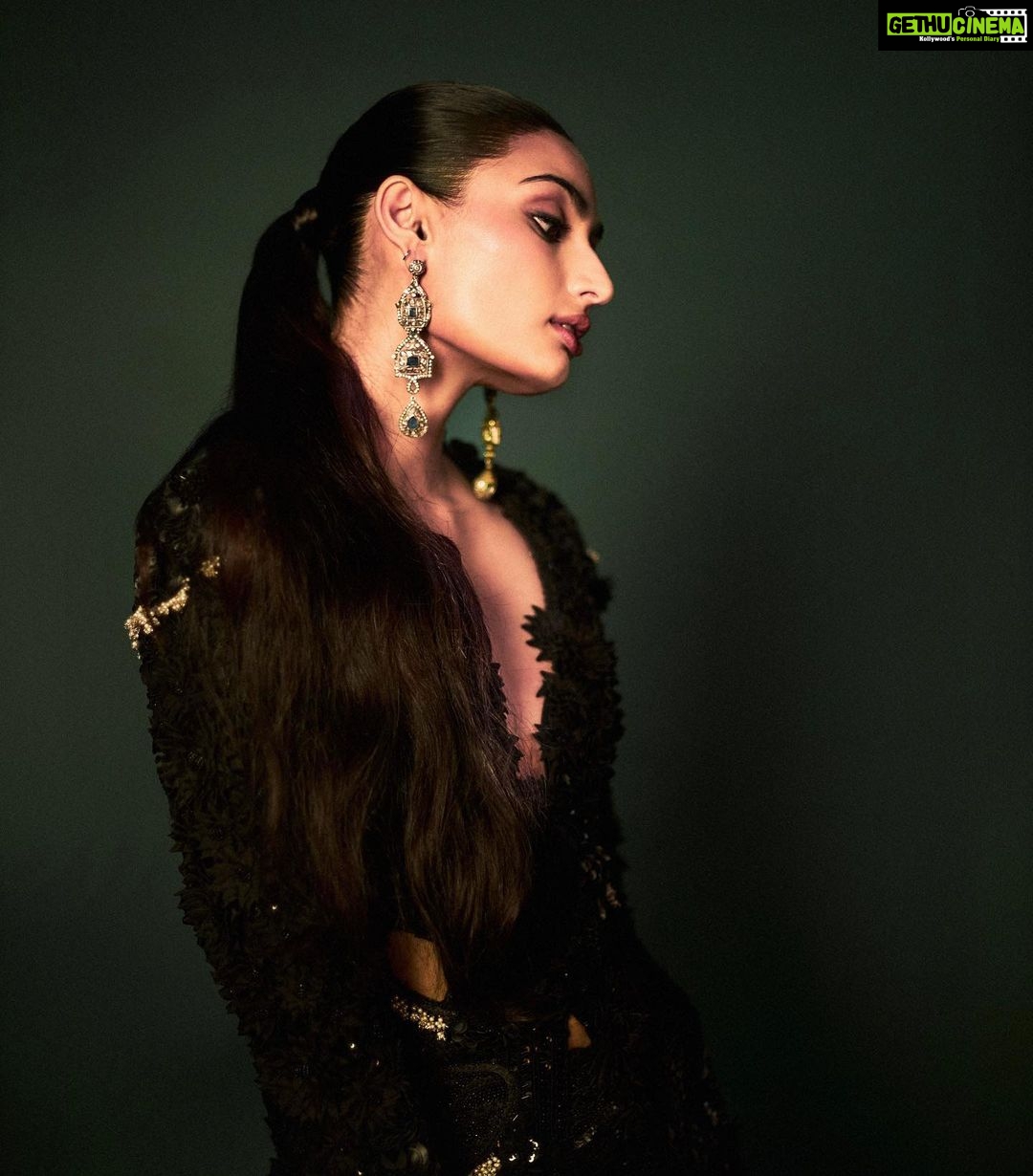 Athiya Shetty Instagram - An @anamikakhanna.in girl at the spectacular @nmacc.india 💚 Styling: @stylebyami @anoooooshka Wearing: @anamikakhanna.in @amrapalijewels @shriparamanijewels Beauty: @simrangidwanii @kunjsharma_hair photography: @frontrowgypsy