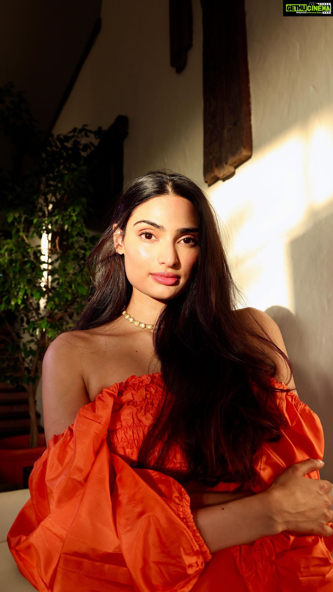 Athiya Shetty Instagram - #Ad| Do you want to know the secret to my split-end free, long, lustrous hair? This @Lovebeautyandplanet_in Curry Leaves, Vegan Biotin & Mandarin Orange Sulphate-Free Shampoo & Conditioner! They’re literally my saviours! The range has pure curry leaf extracts that are unbeatable at boosting hair growth and 100% vegan biotin for visible improving hair thickness. My favorite part, though, is that this hair care duo is scented with the unmissable fragrance of citrusy mandarin oranges. Truly elevates my shower experience! This entire range gives my hair the proper nourishment it needs and that’s pretty much all I need to achieve these gorgeous locks. ✨ #lovebeautyandplanet #LongHair #NaturalHaircare #LoveBeautyAndPlanet #HairGoalsWithLBP #NoSplitEnds #HairGoals #CurryLeaves #MandarinOrange #LongHairCare