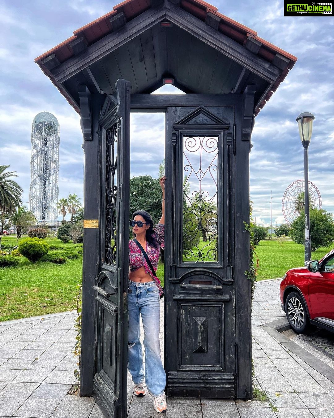 Barkha Bisht Sengupta Instagram - Travel …. Before you run out of time !! #georgia🇬🇪 #solotravel #traveldiaries #2022 Europe Square Batumi