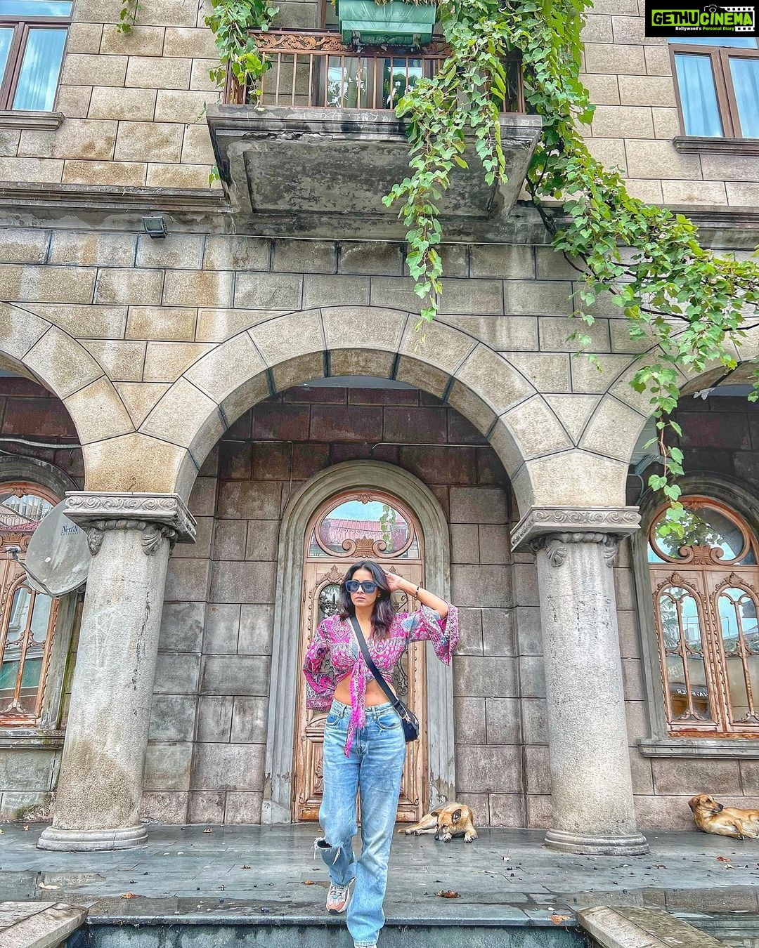 Barkha Bisht Sengupta Instagram - Travel …. Before you run out of time !! #georgia🇬🇪 #solotravel #traveldiaries #2022 Europe Square Batumi