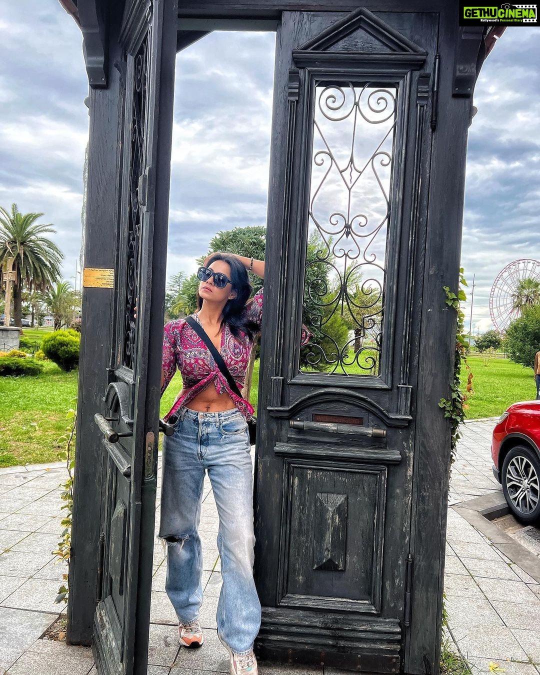 Barkha Bisht Sengupta Instagram - Travel …. Before you run out of time !! #georgia🇬🇪 #solotravel #traveldiaries #2022 Europe Square Batumi