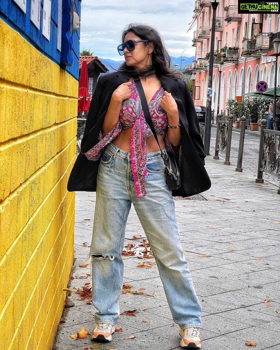 Barkha Bisht Sengupta Instagram - Travel …. Before you run out of time !! #georgia🇬🇪 #solotravel #traveldiaries #2022 Europe Square Batumi