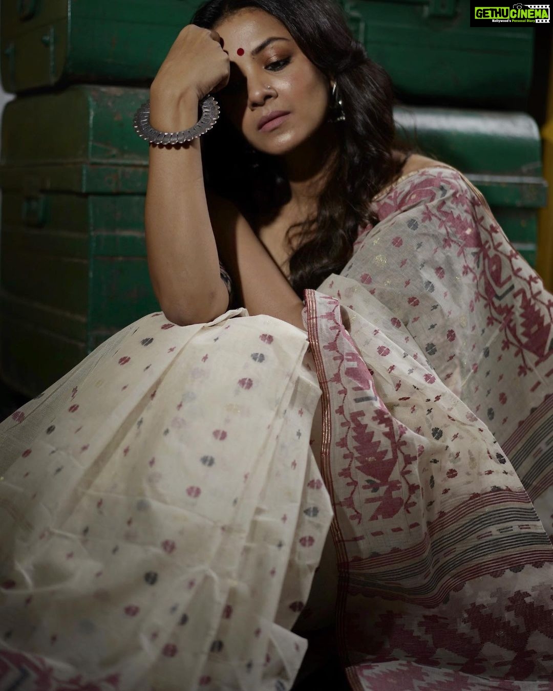 Barkha Bisht Sengupta Instagram - When u can’t decide which pics to put … u just put them all …. Go judge me 🤷♀️ Wearing @aankona.design.studio 📸 @charcoalmarks Creative asst : @palomachakraborty Makeup : @makeupartist_surajitbarik Hair : @sqndip_nag Styling : @bavanya_thestylist