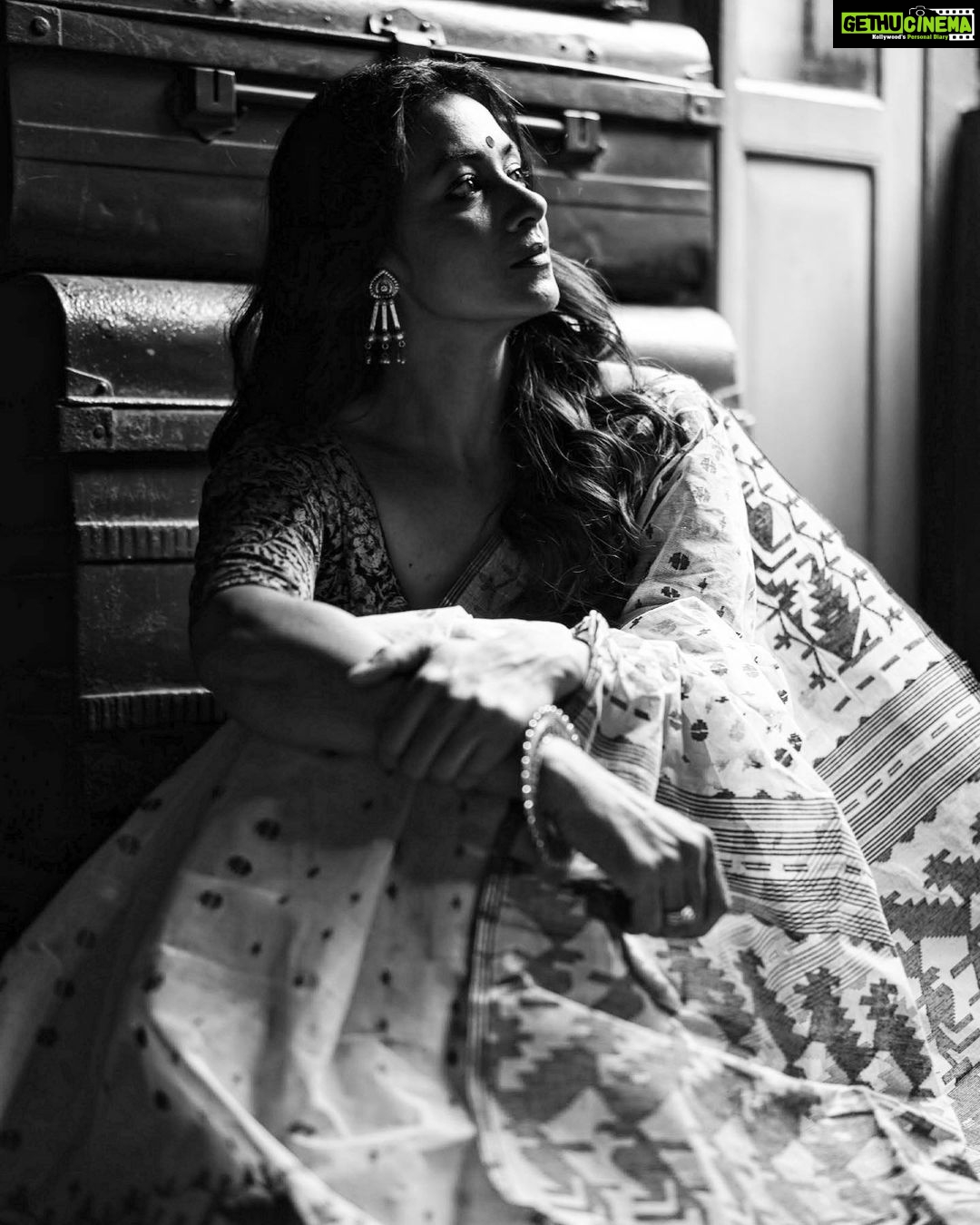 Barkha Bisht Sengupta Instagram - When u can’t decide which pics to put … u just put them all …. Go judge me 🤷♀️ Wearing @aankona.design.studio 📸 @charcoalmarks Creative asst : @palomachakraborty Makeup : @makeupartist_surajitbarik Hair : @sqndip_nag Styling : @bavanya_thestylist