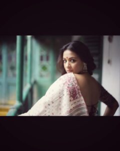 Barkha Bisht Sengupta Instagram - I found the muse in myself … and I loved her fiercely ! 

Wearing : @aankona.design.studio 
📸 @charcoalmarks 
Creative assistance: @palomachakraborty 
Makeup: @makeupartist_surajitbarik 
Hair: @sandip_nag 
Styling: @bavanya_thestylist