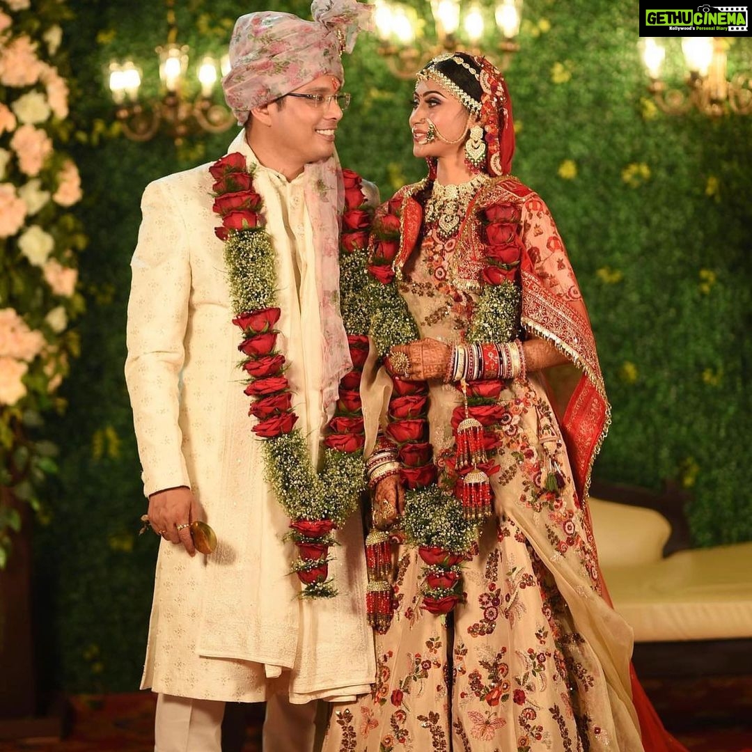 Celina Jaitly Instagram - Hearty congratulations to my little bro and producer of SEASONS GREETINGS- A TRIBUTE TO RITUPARNO GHOSH @imaritrads & his beautiful wife @poojarajak14 … You guys finally did it and that too in Johrahat Assam where I spent two wonderful years of my childhood. I wish you both a happy and healthy future and don’t forget one thing…. A perfect marriage is just two imperfect people who refuse to give up on each other. Love and dua’s #wedding #indianweddings #celinajaitly #celina #celinajaitley #bollywood #films #filmproducer