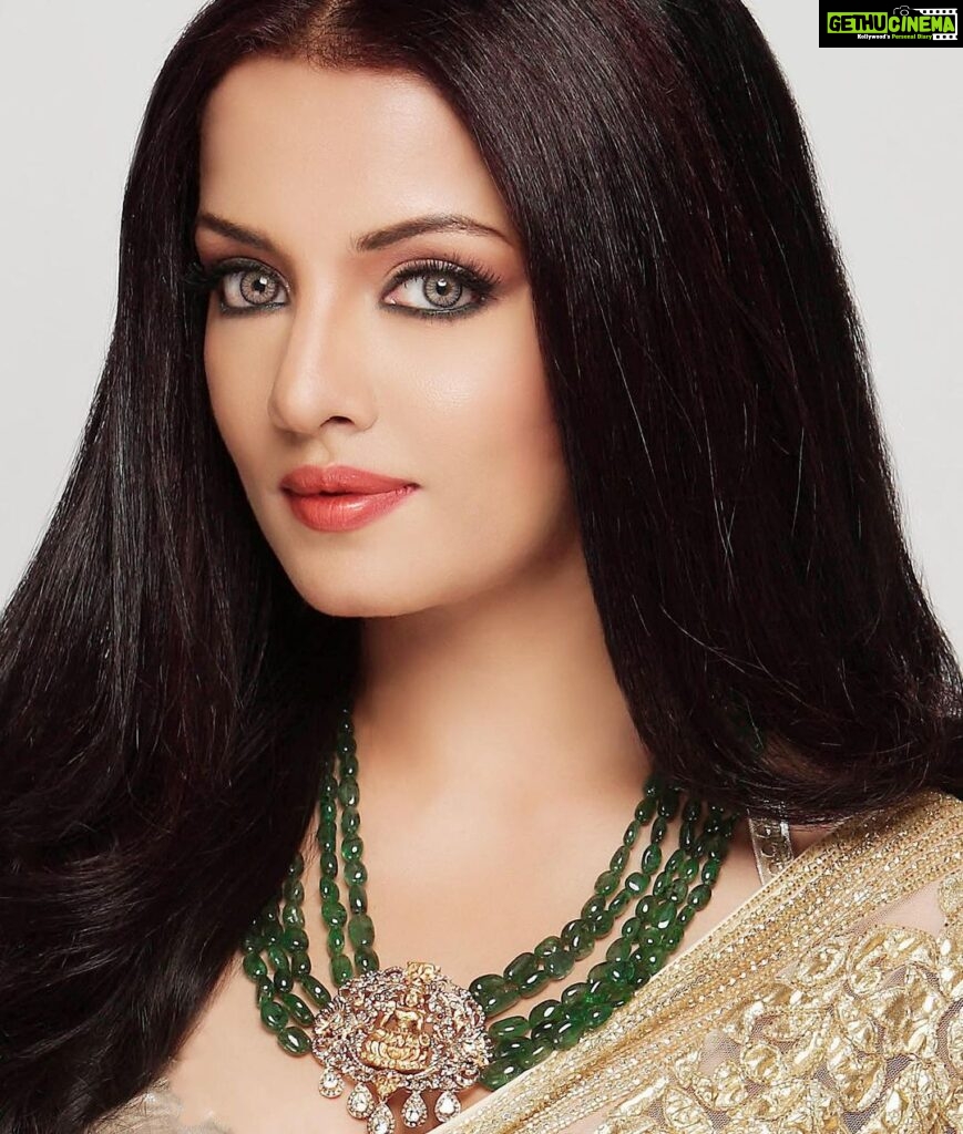 Celina Jaitly Instagram - As Maa Durga returns to her abode, I send you warm wishes on the occasion of Bijoya Dashami. May goddess Durga shower blessings and love on your family and may Lord Rama always keep showering his blessings upon you… Happy Dussehra!! #happydussehra #vijaydashmi #durga #rama #festivalsofindia #bollywood #celina #indianactress #celinajaitly #celinajaitley #missindia #missuniverse #beautyqueen #festivewear #jewelry Austria, Europe
