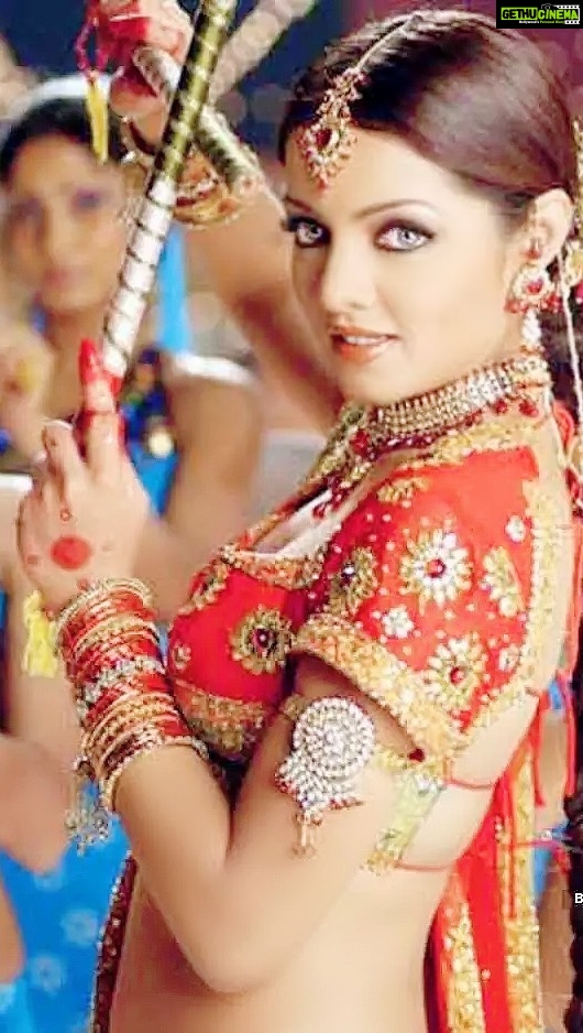 Celina Jaitly Instagram - HAPPY NAVRATRI TO YOU ALL !! On occasion of NAVRATRI sharing my hit dandiya track by the amazing @realhimesh from my hilarious film TOM DICK & HARRY directed by the very suave & cool @deepaktijoriteam | This track rocks Dandiya’s around the world every year and if you find your self dateless for NAVRATRI you can always daydream like Tom, Dick & Harry @thedinomorea @jimmysheirgill and #anujsawhney after all- All important progress made by the human race has its roots in daydreaming. #funfact | This was also the only film in which my onscreen character’s name was also “CELINA”. #navratri #navratrispecial #navratrichaniyacholi #tomdickandharry #bollywood #bollywoodsongs #celina #celinajaitley #celinajaitly #dinomorea #jimmyshergill #deepaktijori #comedyfilm #comedy #hindisongs #dandiya #dandiyanight #himeshreshammiya