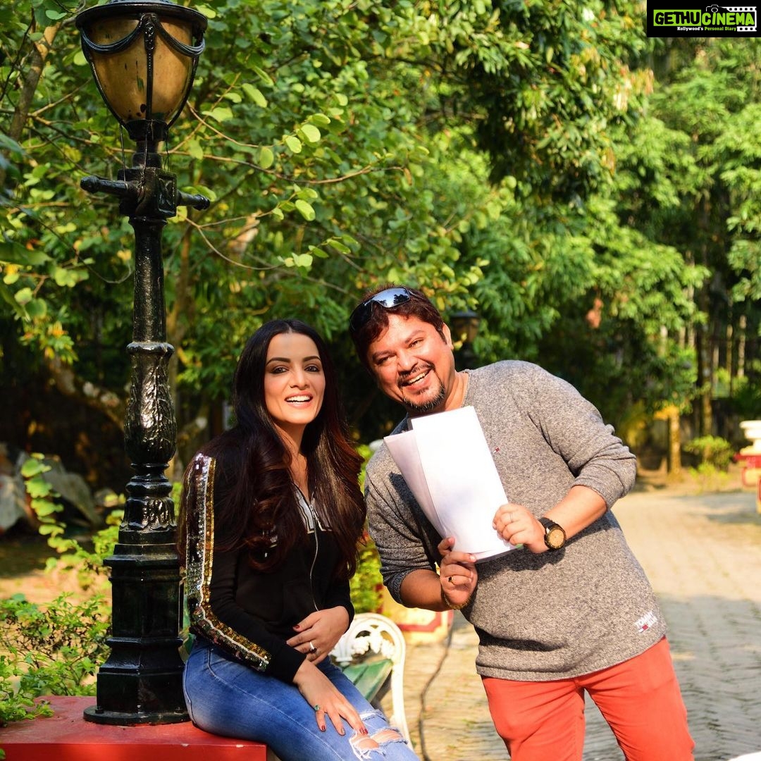 Celina Jaitly Instagram - Birthday greetings to the man who gave us “Seasons Greetings”… Director, writer and human being par excellence… here’s to many seasons of successful innings together, have a super birthday Ram !! #birthdaywishes #ramkamalmukherjee #celinajaitly #celinajaitley #celina #bollywood #seasonsgreetings #films #director #filmdirector #cinema