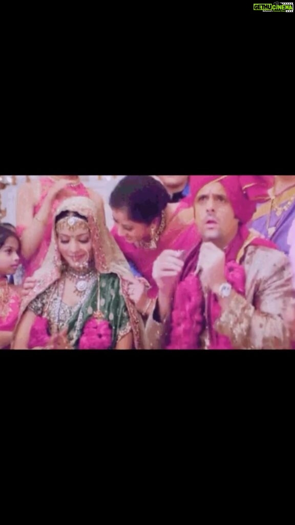 Celina Jaitly Instagram - Public awareness message alert 🚨 What NOT TO DO on your Wedding !!! 😅 Thank you for your love for our comedy of the century by @aneesbazmee !! 17 Years of No Entry and still winning hearts all over the world !!! @boney.kapoor @aneesbazmee @anilskapoor @beingsalmankhan @imeshadeol @bipashabasu @celinajaitlyofficial #fardeenkhan. Thank you No Entry Fan @narendradandale for this GIF #bollywood #noentry #celina #celinajaitly #celinajaitley #fardeenkhan #salmankhan #laradutta #anilkapoor #bipashabasu #eshadeoltakhtani #aneesbazmee #comedyfilm