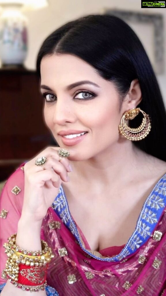 Celina Jaitly Instagram - Dear @disney Indian & South Asian girls have no representation in your fairytales we need a fairy tale bejewelled with bangles,bindis, jhoomkas,sarees and Lehengas , a lot of dancing and of course a big family with endless uncles and aunties …. …. Thank you ♥ #disneyprincess #disney #fairytales #celinajaitly #celinajaitley #bollywood