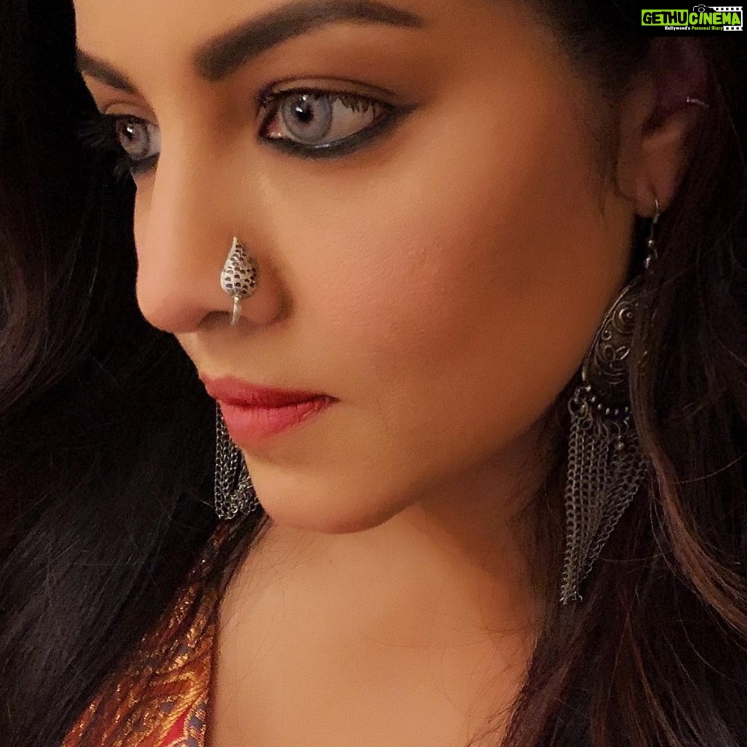 Celina Jaitly Instagram - #FromTheDeskOfCelinaJaitly Today on Maha Panchami during my prayers to Goddess (Maa) Durga I was wondering if divine power really exists, I wondered in my heart where does her divinity reside, is it still reachable in todays era ? Ironically and strangely half an hour later my iPhone displayed some “forgotten-in-folder” type on set continuity stills from my 2020 film SEASONS GREETINGS- A TRIBUTE TO RITUPARNO GHOSH by @ramkamalmukherjee and somehow I felt the image of Maa within these images of me, I had goose bumps and after the dramatic tele serial type background score of shankho & bells subsided in my mind I realised that the universe was answering my questions : I had asked my self where does Maa’s divine power reside ? Looking at these images I realised I have to look within my own self because Maa somehow was conveying that all women mirror her traits of being a single entity embodying ferocity as well as compassion in everyday life, smoothly transitioning through different roles. Maa Durga’s life and story provide invaluable learnings for women of all ages, the fact that within them resides the ability to be the protector and the care-giver…. The yin and the yang… All is within her and will always be for we should continue to strive to find the blessings and love of Maa Durga within us at each and every step of our life. !!! Makeup | @mainak.mk_up Hair | Rinki Tamang courtesy @thebridgettejonesfashionsalon #durgapooja #pujo #maadurga #durga #durgapuja #mahapanchami #celina #celinajaitly #celinajaitley #bollywood #divineintervention #women #womenempowerment Kolkata city of joy