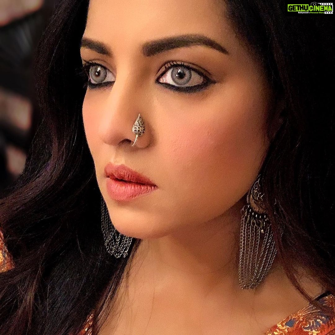 Celina Jaitly Instagram - #FromTheDeskOfCelinaJaitly Today on Maha Panchami during my prayers to Goddess (Maa) Durga I was wondering if divine power really exists, I wondered in my heart where does her divinity reside, is it still reachable in todays era ? Ironically and strangely half an hour later my iPhone displayed some “forgotten-in-folder” type on set continuity stills from my 2020 film SEASONS GREETINGS- A TRIBUTE TO RITUPARNO GHOSH by @ramkamalmukherjee and somehow I felt the image of Maa within these images of me, I had goose bumps and after the dramatic tele serial type background score of shankho & bells subsided in my mind I realised that the universe was answering my questions : I had asked my self where does Maa’s divine power reside ? Looking at these images I realised I have to look within my own self because Maa somehow was conveying that all women mirror her traits of being a single entity embodying ferocity as well as compassion in everyday life, smoothly transitioning through different roles. Maa Durga’s life and story provide invaluable learnings for women of all ages, the fact that within them resides the ability to be the protector and the care-giver…. The yin and the yang… All is within her and will always be for we should continue to strive to find the blessings and love of Maa Durga within us at each and every step of our life. !!! Makeup | @mainak.mk_up Hair | Rinki Tamang courtesy @thebridgettejonesfashionsalon #durgapooja #pujo #maadurga #durga #durgapuja #mahapanchami #celina #celinajaitly #celinajaitley #bollywood #divineintervention #women #womenempowerment Kolkata city of joy