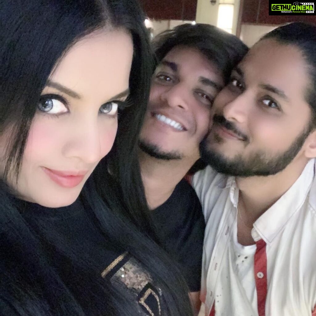 Celina Jaitly Instagram - PRIDE MONTH 2022 🏳️‍🌈 Behind every strong woman there is a best GAY friend telling her how fierce she is !!! In my case it is a couple… the best couple in the world …. #husbands : @ashishsrivastava @ragebydkloset #pridemonth #pride #pride🌈 #ally #straightally #lgbt #lgbtq #lgbtqia #lgbtactivist #celina #celinajaitly #celinajaitley #bollywood #indianactress #missindia #missuniverse #lgbtpride #transgender #transrightsarehumanrights #transrights #lgbtcommunity #rainbow Mumbai, Maharashtra