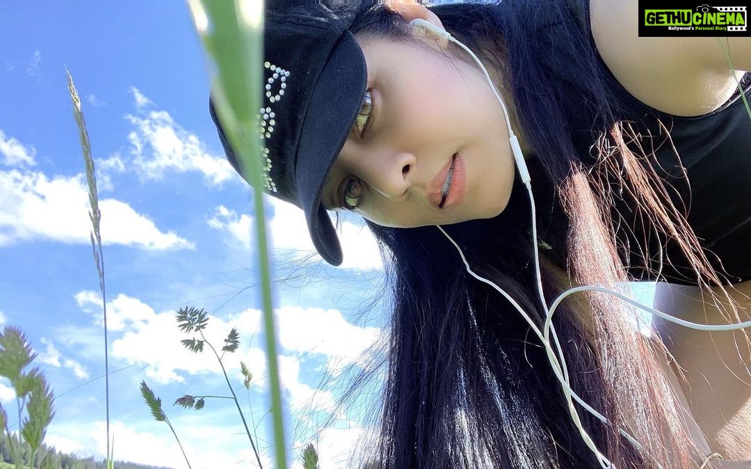 Celina Jaitly Instagram - Neeley- neeley ambar pe …. So happy to finally be able to workout outdoors full time again !! Ahhhh… Spring … you do me good !! #outdoorworkout #austria #alpinebabes #celinajaitly #celinajaitley #celina #beautiful #indianwomen #indianactress #beautifuleyes #beautifulhair #bollywood #fashion #indiangirls #sexy #hair #skin #beautyqueen #missindia #missuniverse #glassskin #photographs #blackhair #silkyhair #longhair #hairstyle #greyeyes #workoutmotivation Austria, Europe
