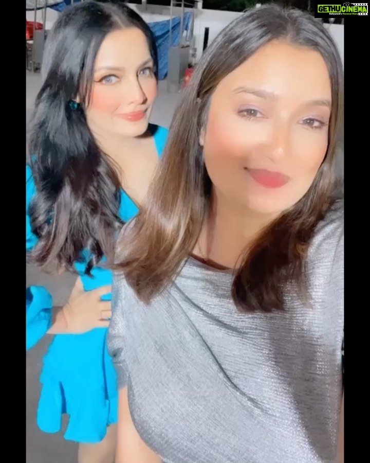 Celina Jaitly Instagram - When all you want to do is eat paani poori and my girl Hetvi insists on a boomerang lol 😂!! How about “you” caption this !! #girls #atlanta #beauty #celina #celinajaitly #celinajaitley @swapnabeautyatlanta #beautyqueen #missindia #bollywood #missuniverse #boomerang #fun #beautyqueens4ever