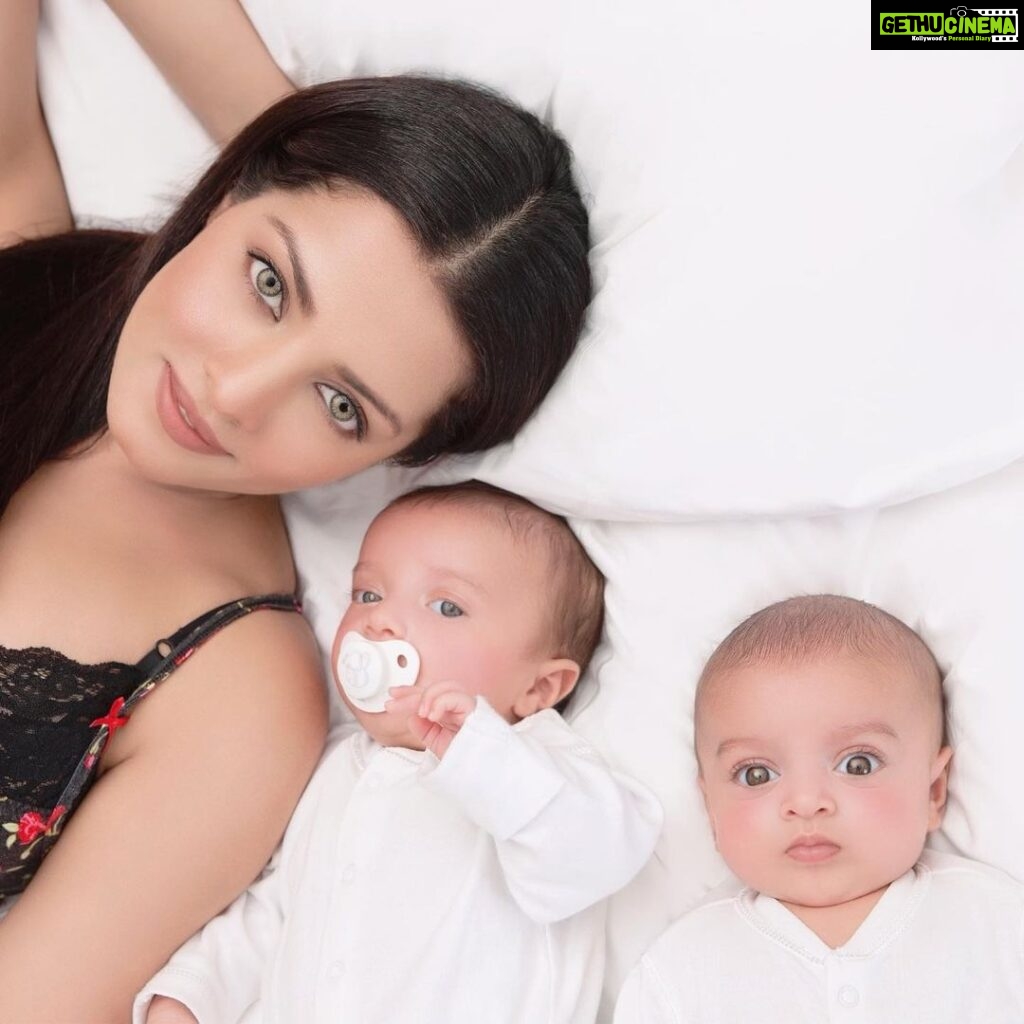Celina Jaitly Instagram - My treasure trove of babies taught chapters of life that you never learn in books about. Motherhood!! It takes patience, humor and a lot of wet wipes and wine ( definitely) !! I am so thankful and grateful for motherhood and being able to make it in one piece through two twin pregnancies. Thank you universe for this experience… So I take this opportunity to wish all mothers and mother figure moms and dads around the world a very Happy Mother’s Day !! Babies: @winstonjhaag @viraajjhaag @arthurjhaag #celinajaitly #celinajaitley #indianactress #beautyqueen #missindia #missuniverse #bollywood #trending #mothersday #happymothersday #motherhoodunplugged #momsofinstagram #momoftwinsplusone #momoftwins #babies #babiesofinstagram #momofboys #motherhood