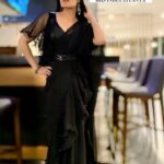 Celina Jaitly Instagram - Season changes but my love for the colour black is still the same. Feeling ultra feminine in this Beautiful Black georgette ruffle Saree by @petulabrownemartins for a night of glittering crowns and beauty galore as guest of honour for Ms India/ Teen Ms India & Mrs India Atlanta in the USA. Makeupartist: @utiebeauty / Ritu Champaneri Hair : @jagu.beauty / Jagu Modi Beauty & Grooming: @swapnabeautyatlanta / Hetavi Video : Dev Gohil Styling and Designer : @petulabrownemartins Thank You to my amazing team : Gautam Sharma team Atlanta: @actorjayraval @dhavalthegreat and Meet Special Thanks to my bro Jaunty for his hospitality. #actorslife #blackmagicwoman #celina #celinajaitly #celinajaitley #blacksaree #atlanta #usa #rufflesaree #georgettesaree #beautypageant #missindia #missuniverse #beautyqueen #bollywood #indianactress #indianfashion #indianwear #indiansaree #indianwomen