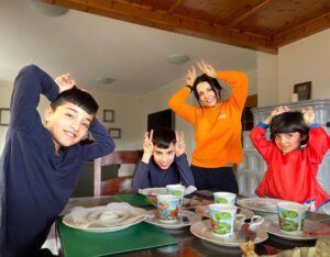 Celina Jaitly Instagram - A peek into our Easter activities on Easter weekend at home having an egg-cellent time dyeing eggs with my squad of half Austrian half Indian Bunnies !! 

@winstonjhaag @viraajjhaag @arthurjhaag 

#internationalfamily #celinajaitly #celinajaitley #eastereggs #easterweekend #winstonjhaag #viraajjhaag #arthurjhaag #bollywood #austria #festival #familytradition