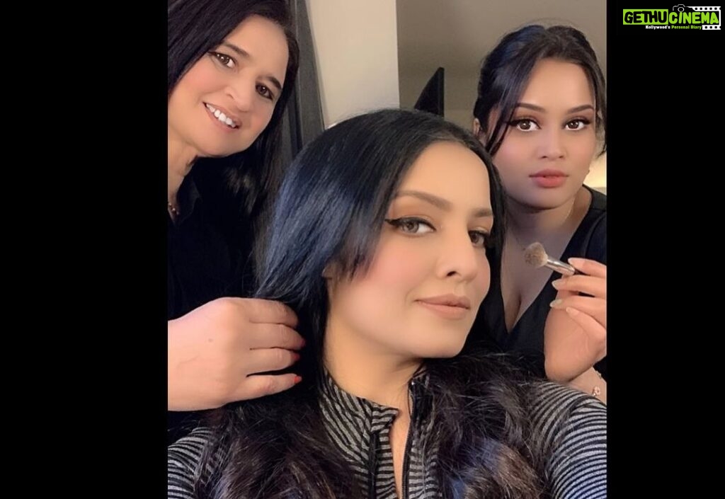Celina Jaitly Instagram - What you see of an artist on stage is not just a glittering hour of entertainment but days of relentless hard work of a team that works day n night to make that memorable moment happen. Some amazing young members of my team were also studying for their finals in between all the work they were assigned to do and I am so proud of all of them. Thanks again team #atlanta for yet another amazing evening of events . Thanks : Dev, Jagu Modi, Meet, Tilak, Jaunty, Dhaval, Gautamji, Jay, Ritu and Hetvi. #indian #events #team #atlanta #celina #celinajaitly #celinajaitley #atlanta #usa #indianamerican #youngteam #bollywood #managers