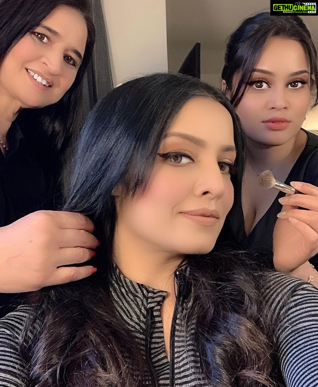 Celina Jaitly Instagram - “When women support each other, incredible things happen.” Great days at work with my all women team in Atlanta, USA. Missing in pic is @swapnabeautyatlanta … Makeup: @utiebeauty Hair: Jagu Modi Beauty & Grooming : @swapnabeautyatlanta #womensupportingwomen #womenempowerment #allwomenteam #atlanta #beauty #actorslife #bollywood #indianactress #beautyqueen #missindia #missuniverse #celina #celinajaitly #celinajaitley #hair #makeupartist #hairdresser #beautifulgirls #teamindia #actorslife