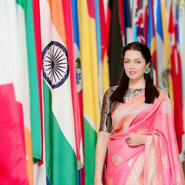 Celina Jaitly Instagram - 🇮🇳HAPPY 73RD REPUBLIC DAY 🇮🇳 Today is our country India's 73rd Republic Day. This day is commemorated as the day the Indian constitution went into force on January 26, 1950. I feel extremely elated to share my picture from @unitednations Flag hall standing proudly next to our Tricolour. The Flag hall is the 2nd floor hallway at UN headquarters in New York which is lined by Members States' flags and connects the Conference Building with the General Assembly Building. Saree for @free.equal meetings by @mitanghosh #happyrepublicday #india #indian #indianwomen #unwomen @unwomen #saree #sareelove #proudindian #un #unitednations #newyork #pinksaree #benarasi #indianactress #missindia #bollywood #missuniverse #beautyqueen #indianwear #celina #celinajaitly #celinajaitley United Nations Headquarters