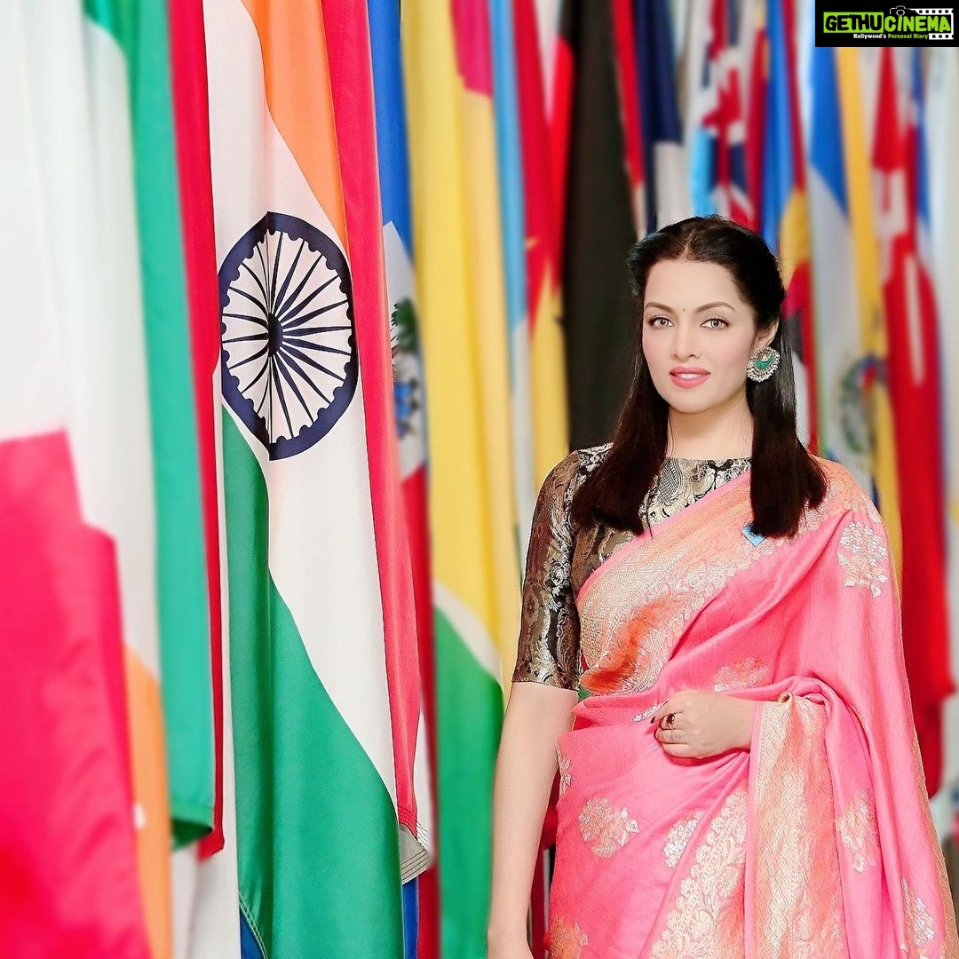 Celina Jaitly Instagram - 🇮🇳HAPPY 73RD REPUBLIC DAY 🇮🇳 Today is our country India's 73rd Republic Day. This day is commemorated as the day the Indian constitution went into force on January 26, 1950. I feel extremely elated to share my picture from @unitednations Flag hall standing proudly next to our Tricolour. The Flag hall is the 2nd floor hallway at UN headquarters in New York which is lined by Members States' flags and connects the Conference Building with the General Assembly Building. Saree for @free.equal meetings by @mitanghosh #happyrepublicday #india #indian #indianwomen #unwomen @unwomen #saree #sareelove #proudindian #un #unitednations #newyork #pinksaree #benarasi #indianactress #missindia #bollywood #missuniverse #beautyqueen #indianwear #celina #celinajaitly #celinajaitley United Nations Headquarters