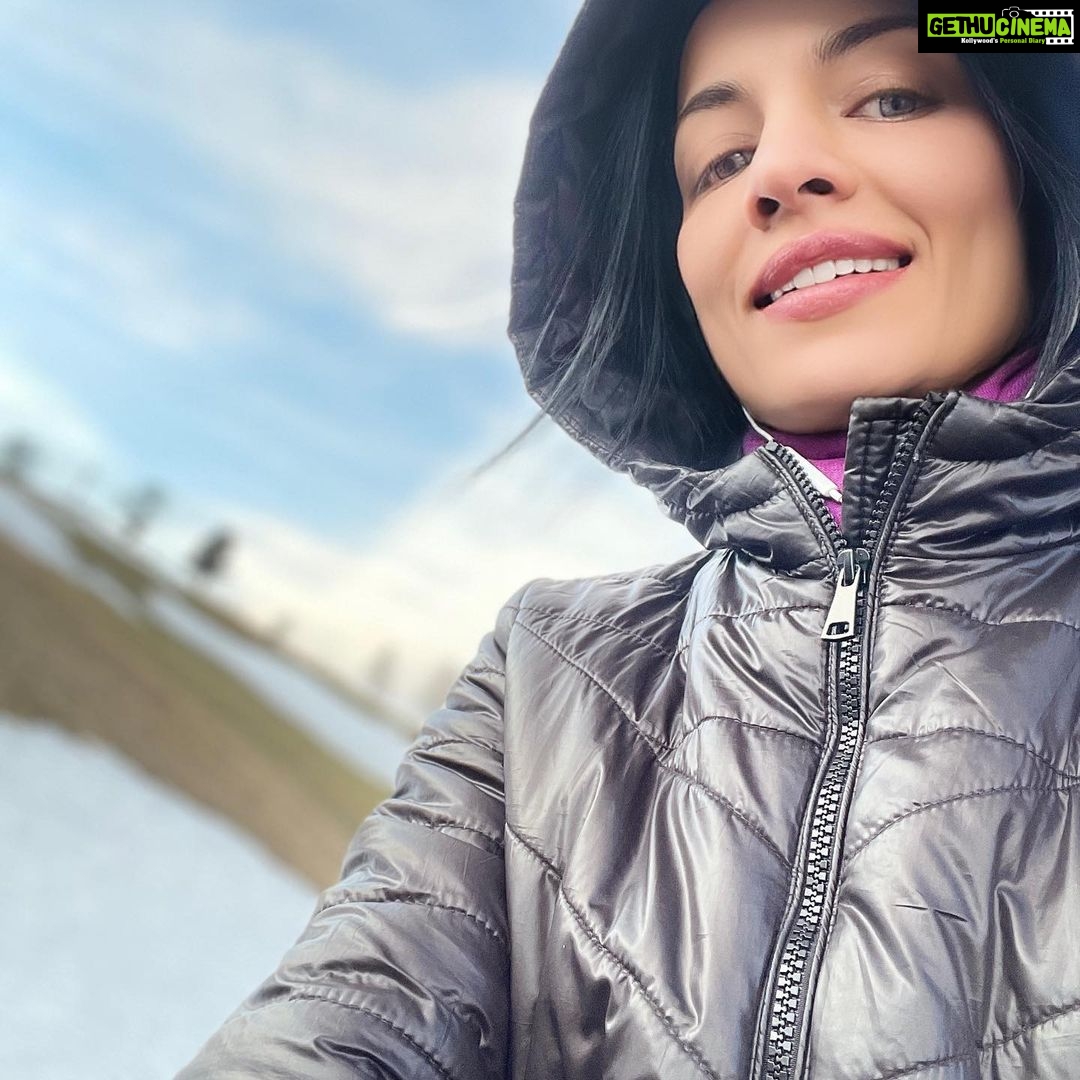 Celina Jaitly Instagram - Even though all vanity ( Make-up, hairstyling etc) dies on natures trails, I’ve never understood treadmills when there’s so many trails to hike. I live at 4000 ft above sea level & twice a week is hiking must for me,this is the only time I feel real & true to myself.. Like I’m alive again !!! As for the treadmill I have nothing against it the worst workout is the one that did not happen … So salaam to treadmill also. #treadmill #celinajaitly #celina #celinajaitley #fitness #workout #hiking #hikingculture #hikingtheglobe #austria #mountainlife #hikerlife #hikergirl #bollywood #austriangirl Austria, Europe