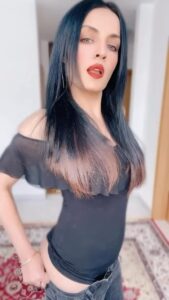 Celina Jaitly Instagram - Be a BADASSS with a good Asss …. Don’t let negative and toxic people rent space in your head. Raise the rent and kick them out. #celinajaitly #celinajaitley #blackoutfit #iloveblack #toxicpeople #bollywood #indianactress #missindia #missuniverse #fitmom #hotmomma #hotmomsclub #mumbai #delhi #kolkata #hyderabad #austriangirl #germany #uk #usa #mauritius #australia #newzealand #empowering #positivity #badass #🪬#blackclover Europe