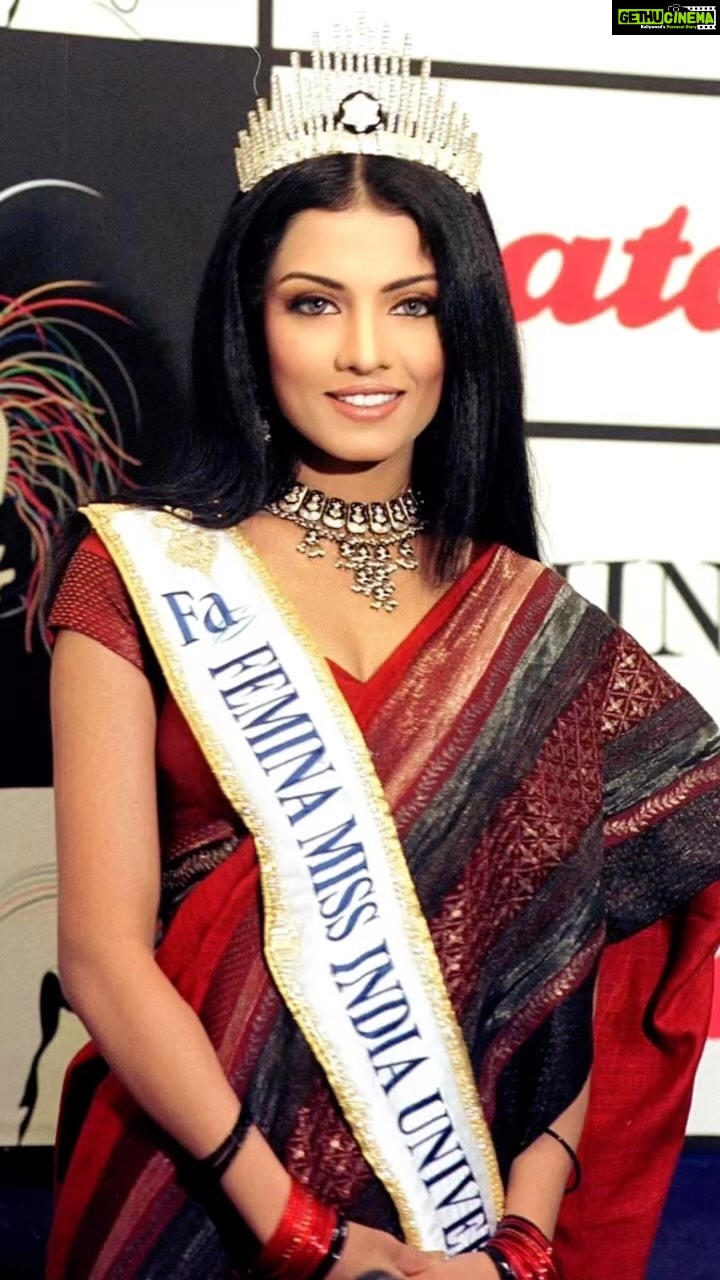 Celina Jaitly Instagram - 22 YEARS - MISS INDIA UNIVERSE 2001 Make them pay with your capability not with your rage…. It’s not easy to follow your passion but career’s are not built from chasing salaries they are built from chasing passions. All my struggles as a model since the age of 14 in an upcoming Indian fashion industry were worth it. A lot of people want the crown, but they’re not willing to bleed for it … Bleed with passion and rest will follow. It has been an unbelievable journey since 27th January 2001. Having won additional titles of : @indiatimes Surfers Choice Awards Margo Ms Beautiful Skin @mtvindia Most wanted VJ @feminaindia Best costume in alliance with then Kolkata’s upcoming designer NIFT student and friend @sabyasachiofficial I have lived a life with many unbelievable goals achieved from being a Runners Up @missuniverse to Films to @unitednations to entrepreneurship and many more to go. Thank you @missindiaorg @timesofindia @vineetjain12 and of course late Mr @guhapradeep for this incredible launchpad. #22years #missindia #missuniverse #celina #celinajaitly #celinajaitley #bollywood #beautyqueen #beautyqueens4ever #indianwomen #india