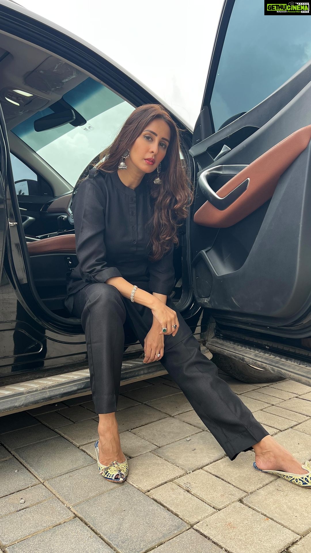 Chahatt Khanna Instagram - My love for Pathani.. just attire;) Outfit-@ammarzofashion #blackpathani #pathanisuit #pathaniforwomen #ammarzogirl #chahattkhanna #ammarzo India