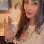 Chahatt Khanna Instagram - Hope this reel doesn’t reach my fitness trainers.. and if you are seeing this then im on my cheat day , since a week 🤪🫣 Bdw Who all relate with me on payaz urf kanda 🧅 ? Miss my Delhi da munda and payaz pujari 🤪 any guesses who ?? #chahattkhanna #bachpansefoodie #kanda #kalidal #myfav #delhi #delhifood #punjabifood #reelitfeelit #reelkarofeelkaro
