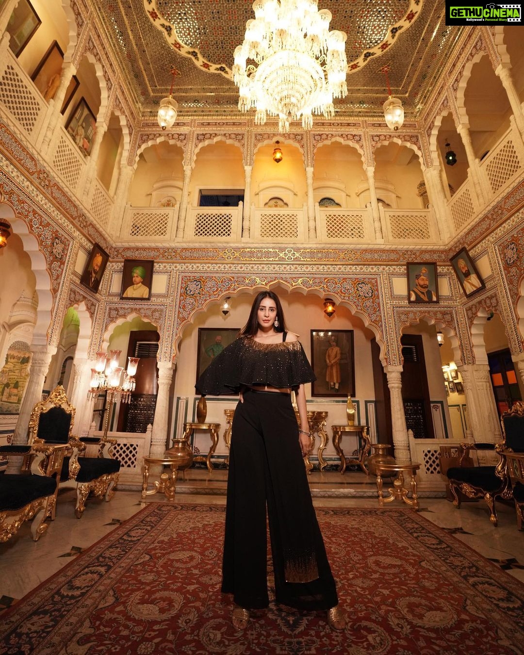 Chahatt Khanna Instagram - A glimpse of Royal touch Outfit- @ammarzofashion Location- @shahpurahotels #royal #heritage #chahatkhannna #beautiful #palace #fashion #indian