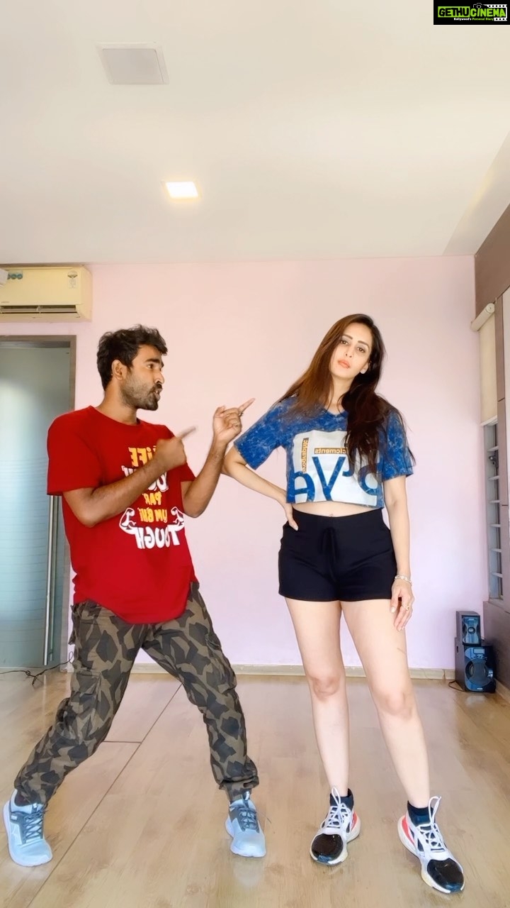 Chahatt Khanna Instagram - Dance ke naam pe Timepass 🤪 #timepassreel #chahatkhannna #dancereel #trendingreels #trendingsongs #reelitfeelit