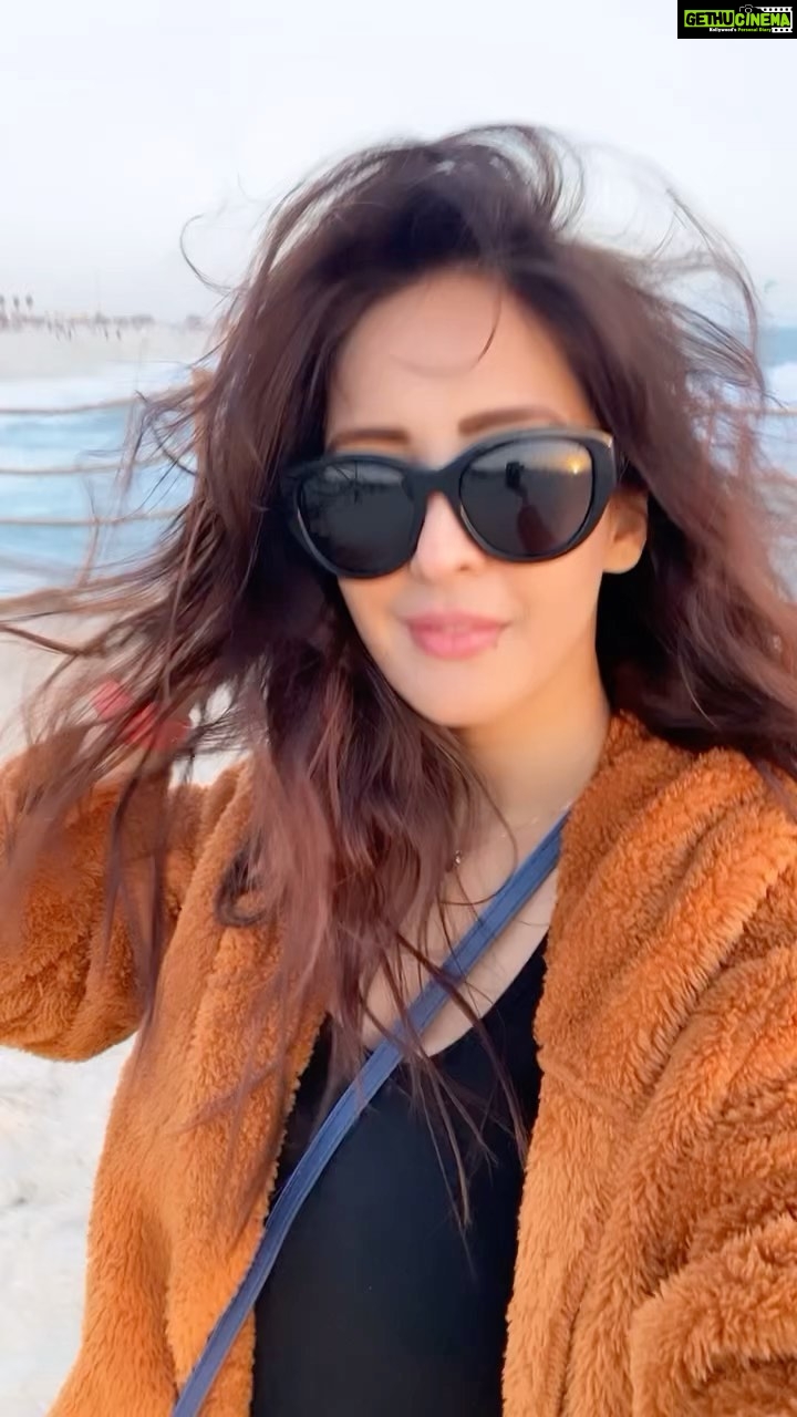 Chahatt Khanna Instagram - Gush of wind.. sea & sun 🌞 🌊