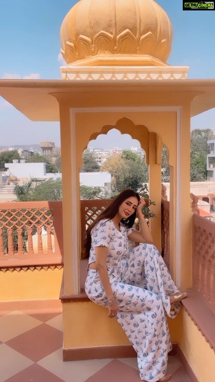 Chahatt Khanna Instagram - Celebrating the sunshine ☀️ Outfit- @ammarzofashion #summers #ck #chahatkhannna #rajesthan #jaipur