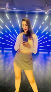 Chahatt Khanna Instagram - Na pretty hai ,na walk hai ,bas reel hai, dekhlo ! 😂 
#reelsinstagram #reelkarofeelkaro #reelsvideo #ck