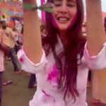 Chahatt Khanna Instagram – Holi hai !!!! 🌈📆🎨🌸🌺🪷 
#holi #holifestival #hastag #chahatkhannna #colours #funtime @ammarzofashion